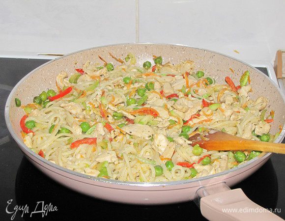 Слить спагетти, положить их на сковороду, посыпать укропом ( меня не было), осторожно перемешать.