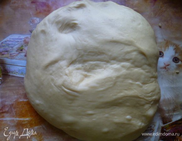 Приготовим тесто.
1).  В 70 мл теплого молока растворить дрожжи.
Можно свежие заменить на 1 чайную ложку сухих быстрорастворимых.
Добавить 1 столовую ложку сахара и 1 столовую ложку муки, перемешать до однородности.
В теплое место на 15 минут.
2). Яйца+сахар+соль= хорошо взбить.
Затем добавить подошедшую опару, остальное молоко, растопленный и охлажденный маргарин.
Добавить понемногу просеянную муку и замесить тесто.
Подход в теплом месте 1,5 часа, затем хорошо вымесить и еще подход 1,5 часа.
Или же можно доверить замес хлебопечке.
Я делала дважды режим Тесто на 1 час, а затем последний сделала в мультиварке, на режиме Дрожжевое тесто 1 час.
Тесто выросло в три раза.