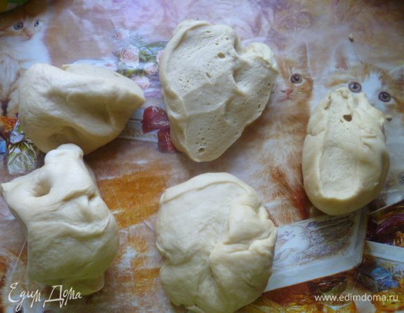 Дальше тесто делим на равные части.
Для венка нужно 4 части. Одна у меня была лишняя, получилась булочка.