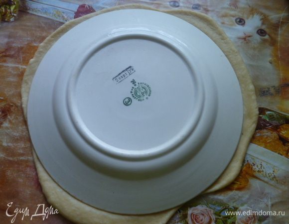 Каждую часть теста я раскатала в пласт, приложила тарелку нужного размера.