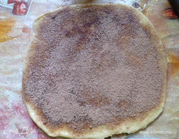 Для посыпки я соединила сахар и какао вместе.
3 круга из теста обильно смазать растопленным сливочным маслом и обильно посыпать смесью сахара с какао.
Прокатала скалкой, чтобы посыпка не обсыпалась и крепче держалась.