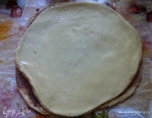 Сложить их друг на друга, 4 круг тоже смазать растопленным сливочным маслом, но не посыпать.