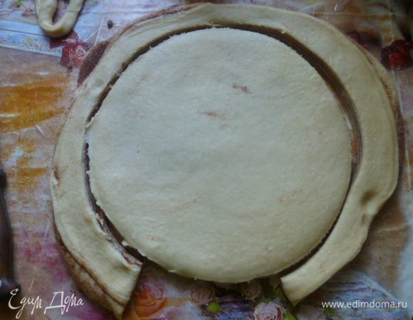 Снова раскатать, как можно тоньше и с помощью тарелки вырезать круг.
Из остатков теста я испекла маленькие булочки.