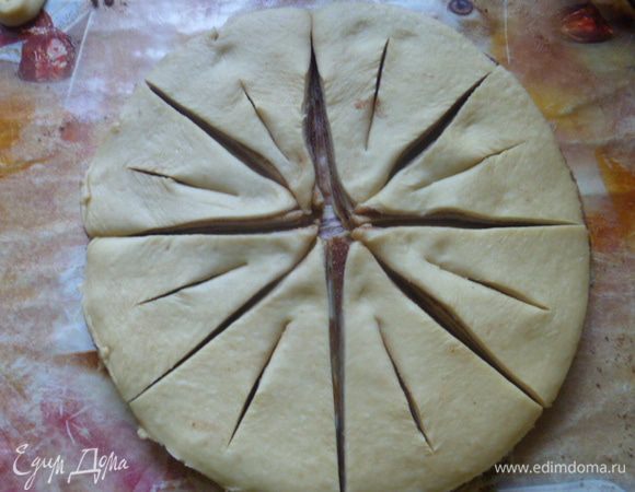 Круг нарезать на сектора. В каждом секторе сделать надрезы не до конца.