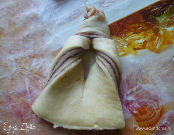 Кончик сектора завернуть и протянуть через надрез.