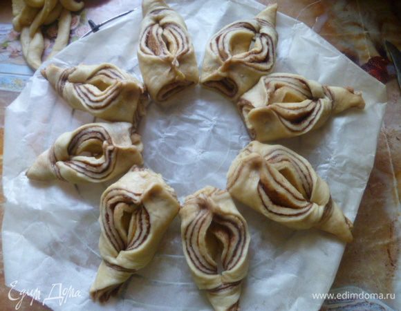 Края лепестков соединить.
Выложить на противень формируя цветок.