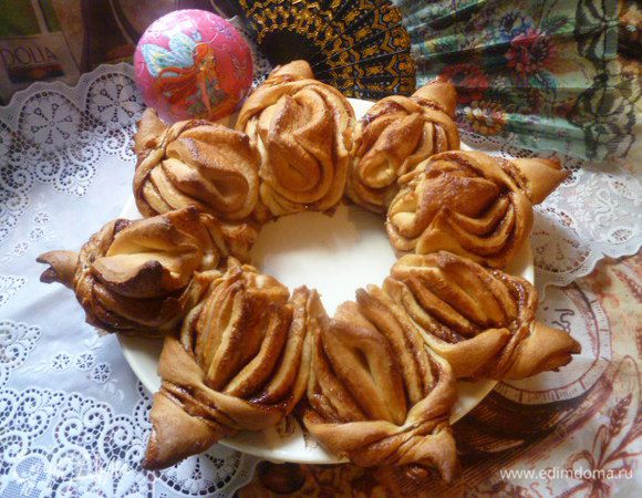 Выпекать в разогретой духовке при 180°C 25-30 минут до золотистого цвета.
Дать полностью остыть и аккуратно перенести на блюдо.