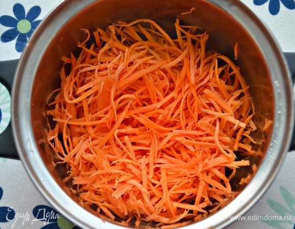 Морковь помойте, почистите и нарежьте как можно более тонкой соломкой.