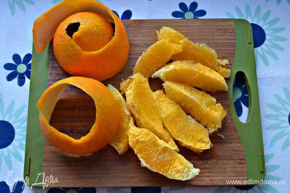 С помощью острого ножа срежьте шкурку с апельсинов. Затем нарежьте филе апельсина дольками, с половины второго апельсина выжмите сок. Соберите весь сок в емкость, добавьте лимонный сок, сахар, корицу, перемешайте. В полученный сок поместите морковь и поставьте на 30 мин в холодильник.