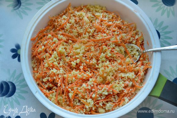 К кускусу добавьте морковь вместе с соком, свежемолотый перец и перемешайте.
