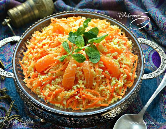 Выложите кускус на блюдо, сверху разложите филе апельсина (у меня в качестве украшения используются дольки мандарина) и украсьте листиками мяты. Приятного вам аппетита!