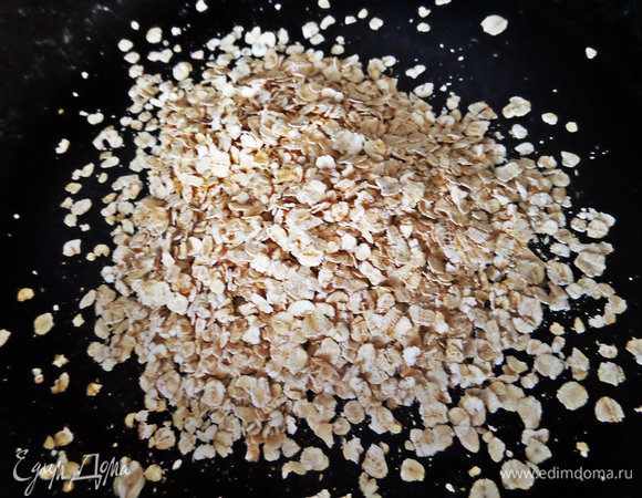 Банан нарезать на кружочки и заморозить. Отмеряем хлопья и высыпаем на сковороду.