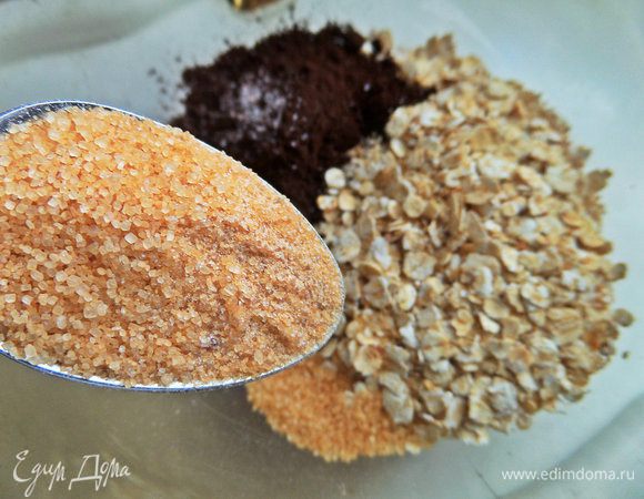 Коричневый или простой сахар всыпаем по вкусу. В оригинале — 3 ст.л.