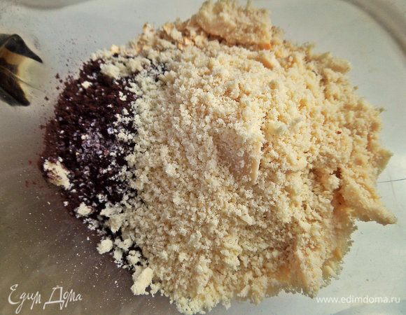 Орехи (в оригинале кешью) перемолоть в муку на кофемолке и добавить. Орехи были обжарены и без кожицы.