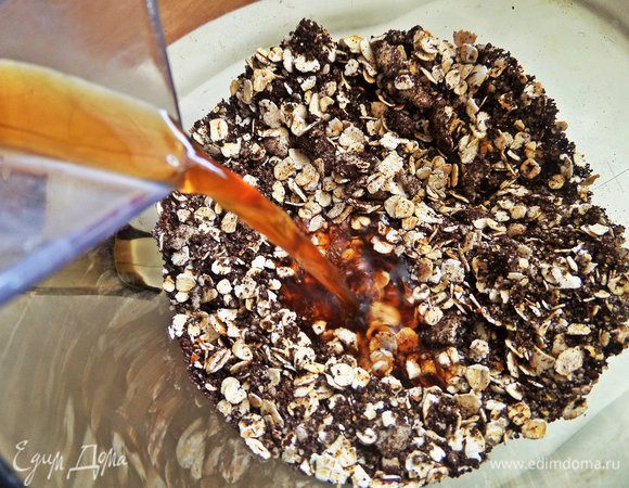 Заварить кофе как любите и вылить в перемешанную смесь. Убрать в холодильник на ночь.