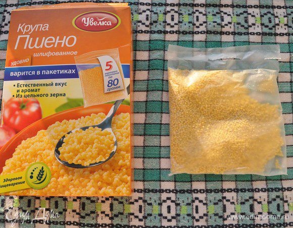 Сварите пшено по инструкции до готовности.
У меня от компании "Увелка". 80 г пшена — это как раз один пакетик чистой промытой крупы. Варить в достаточном количестве подсоленной воды 15-20 минут на умеренном огне. 