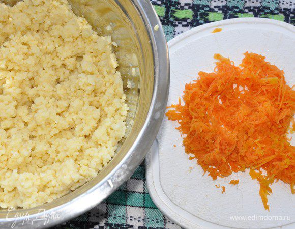 Достать пакетик, дать стечь воде. Кашу выложить в миску и взрыхлить вилкой. Я взвесила — получилось около 350 г каши. 
Включить разогреваться духовку до 200°C. 
Морковь натереть на мелкой терке.