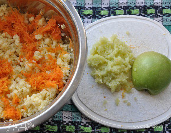 Зеленое яблоко очистить от кожуры и семечек и также натереть на мелкой терке. 