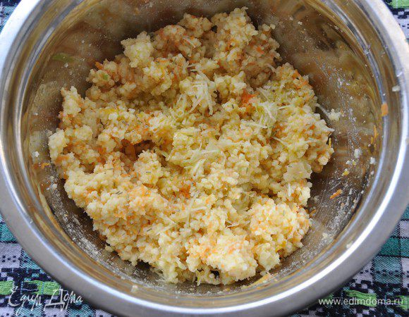 Смешать в миске пшенную кашу, натертые морковь и яблоко. Добавить столовую ложку оливкового масла, небольшой зубчик чеснока, пропущенного через пресс, щепотку розмарина. Хорошо перемешать. 