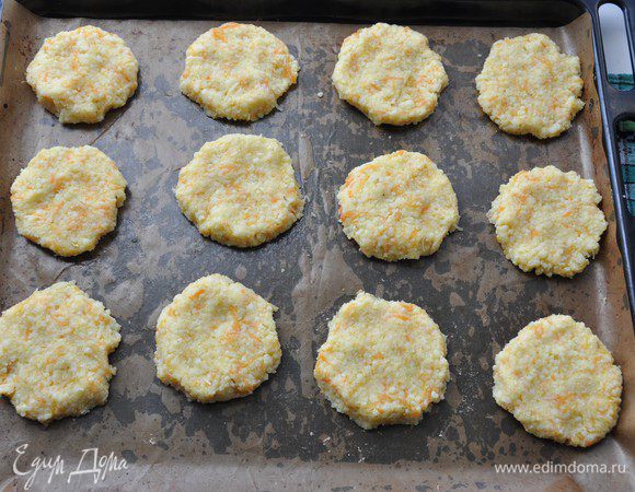 Сформировать оладушки, выложить их на противень, застеленный пергаментом (у меня тефлоновый лист).
Выпекать в разогретой до 200°C духовке около 25 минут до золотистой корочки. Ориентируйтесь по своей духовке. 