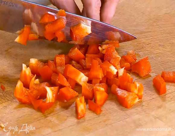 Сладкий перец, удалив плодоножку с семенами, нарезать маленькими кубиками.