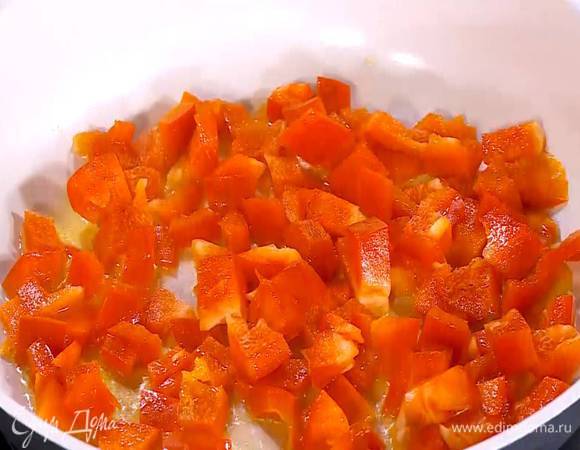 Разогреть в сковороде 2 ст. ложки оливкового масла и обжарить перец.