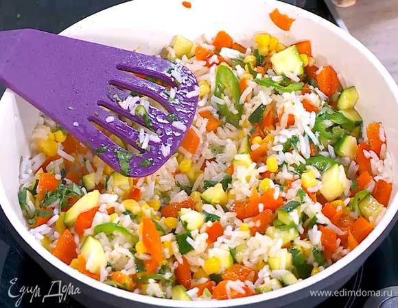 Кинзу мелко порубить, добавить в сковороду, влить оставшееся масло, посолить и еще раз перемешать.