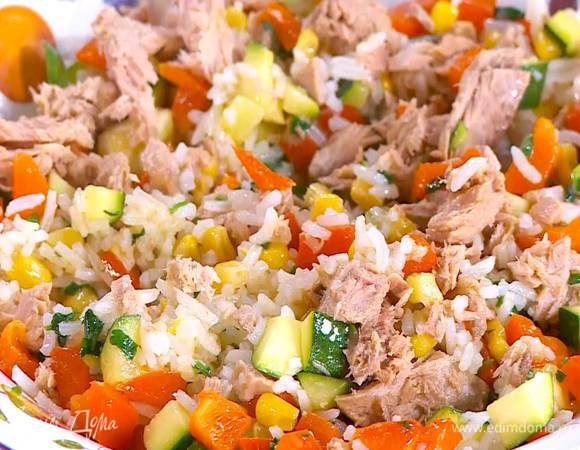 Из половинки лайма выжать сок и полить рис с овощами.