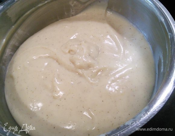 Когда молоко нагреется, начинаем тонкой струйкой и при постоянном помешивании вводить яичную смесь и варим до загустения. Следите за тем, чтобы пудинг не пригорел. Снимаем с огня и еще некоторое время вымешиваем, так как дно кастрюли еще горячее и пудинг может подгореть. Если есть необходимость (комочки), можно процедить пудинг через сито. Вмешать масло. Накрыть пленкой или крышкой, чтобы не образовалась корочка. 