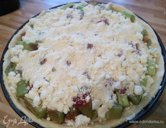 Для штройзеля растереть руками или в блендере муку, сахар и холодное масло в крошку. И посыпать ей тарт сверху. Выпекать 40 — 45 минут. Дать остыть тарту. 