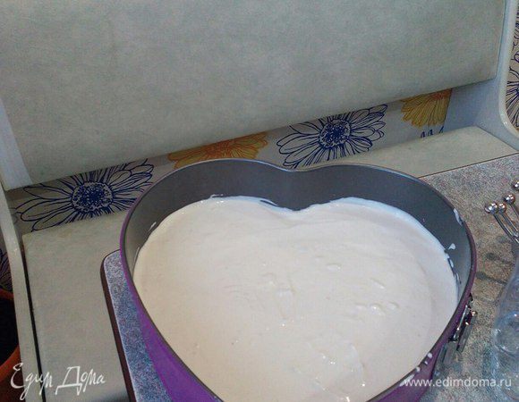 Заливка: взбиваем блендером сахар, рикотту, сливки, творог и заранее заготовленный желатин — сюда же по вкусу можно добавить джем или сухофрукты. Все-что получилось заливаем в форму (поверх коржа) и убираем в холодильник на несколько часов (3-5)

