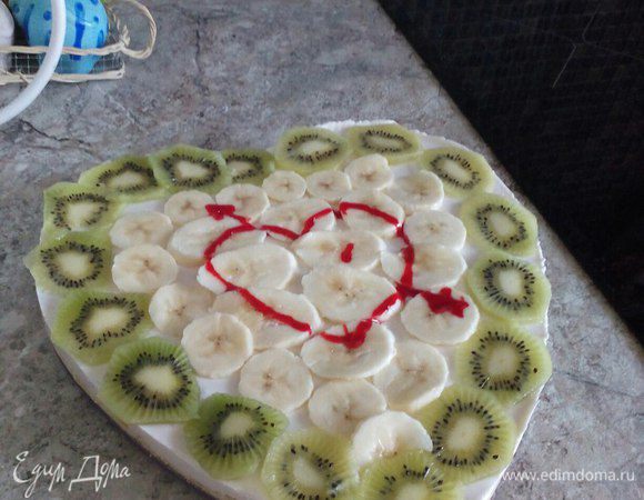 Вынимаем из формы или снимаем борт. Приступаем к украшению) Тут уже как работает ваша фантазия=) Я украсила фруктами и джем-маркером. Приятного аппетита!