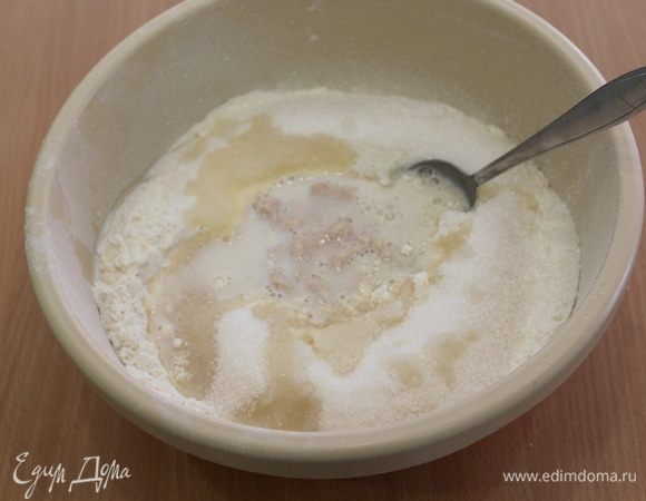 На дрожжи налить теплое молоко и слегка смешать с сахаром и мукой.