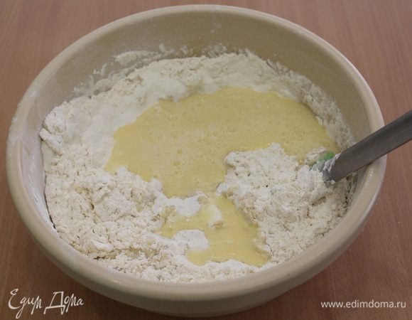 Отдельно взбить яйца венчиком и ввести в мучную смесь.