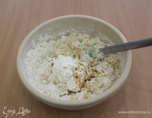 Добавить сметану комнатной температуры и ванильный экстракт.
