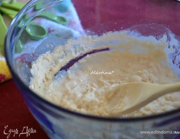 Яйца 6 шт отварить предварительно. Очистить от кожуры.
Сухие активные дрожжи залить теплой водой 1/4 стакана, добавить сахар, соль. Перемешать. 
Дать постоять 5 мин. Добавить муку частями, молоко сухое, воду теплую, оливковое масло.