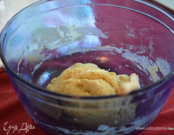 Все перемешать, вымешивать руками. Тесто положить в смазанное блюдо маслом. Поставить в теплое место на 1-2 часа, закрыв пленкой. Тесто должно подняться за это время.