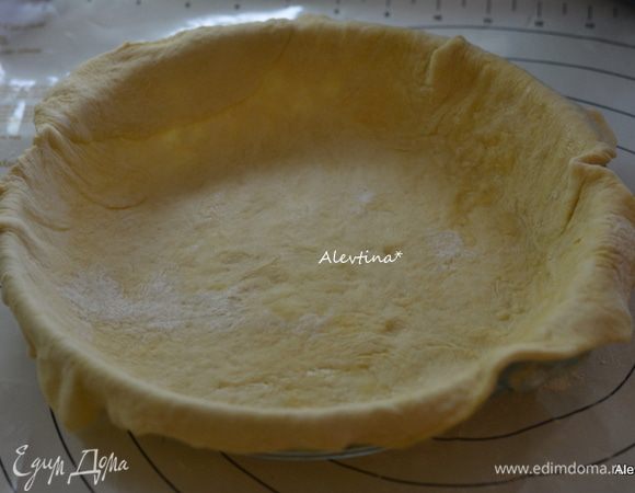 Смазать форму слегка маслом, первый круг выложить в форму, лишнее срезать.