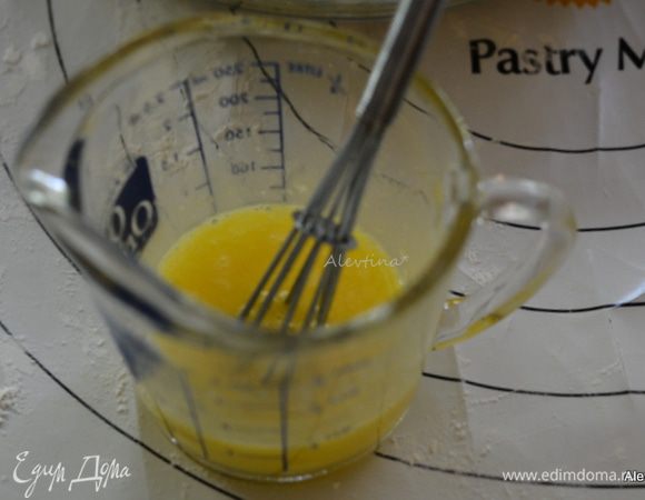 Яйцо с сахаром смешать до раствореня его.