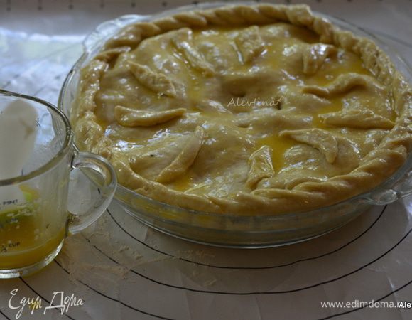 Пирог смазать яйцом с сахаром. Дать постоять 15 мин. Можно украсить остатками теста после среза.
Поставить в разогретую до 180°C духовку на 25 мин.