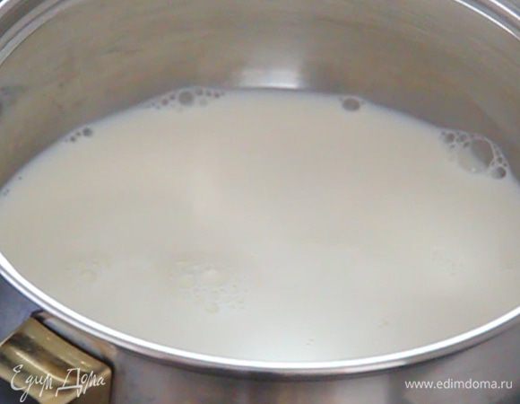 Начинаем с приготовления «опары». В любой емкости разогреваем наше молоко до температуры около 36°C. Следим, чтобы молоко не было горячее и не было холодное.