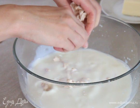 Размягчаем руками дрожжи и все перемешиваем.