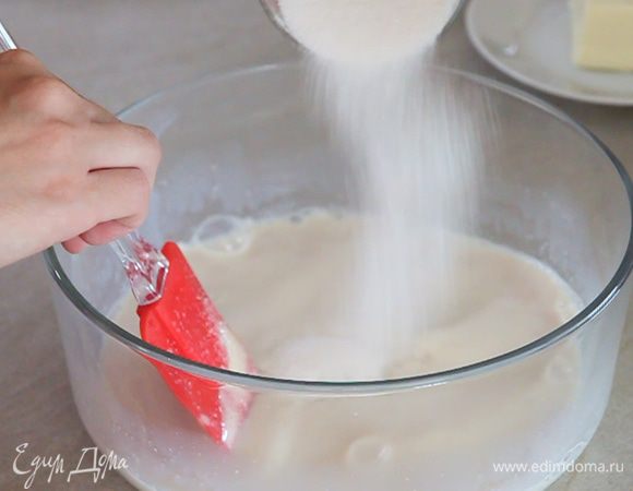 Добавляем постепенно полстакана сахара и все перемешиваем.