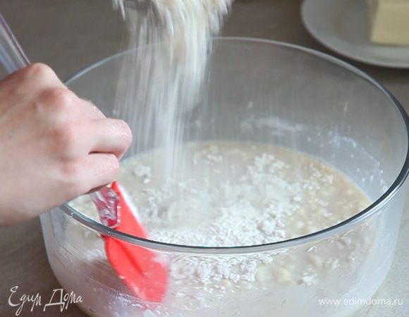 Добавляем так же постепенно один стакан просеянной муки и все перемешиваем.