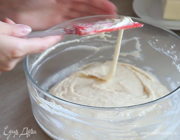 Добавляем постепенно еще один стакан муки, чтобы опара получилось консистенции густой сметаны.