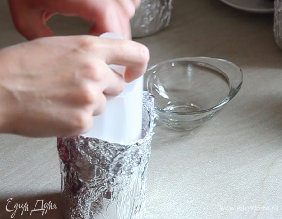 Тем временем подготавливаем наши формы для пасхальных куличей, если они еще у вас не готовы. В качестве эксперимента в этот раз в половину моих форм я вставлю пергамент не только на дно, но и на стенки формы. Вторую половину форм, как обычно, просто смажу растительным маслом. В формах с пергаментом на стенках – маслом смазываю сам пергамент.