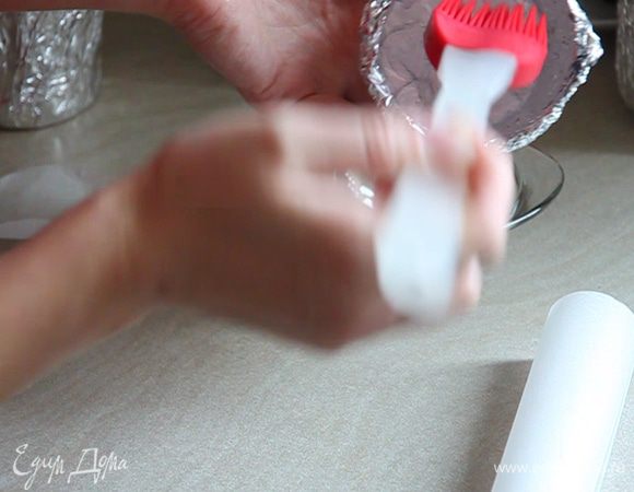 Для того чтоб пергамент на дне всех формочек не двигался, сначала смазываем дно формы растительным маслом. Затем помещаем кружочек из пергамента – он как бы приклеивается ко дну. И смазываем уже кружок так же растительным маслом.