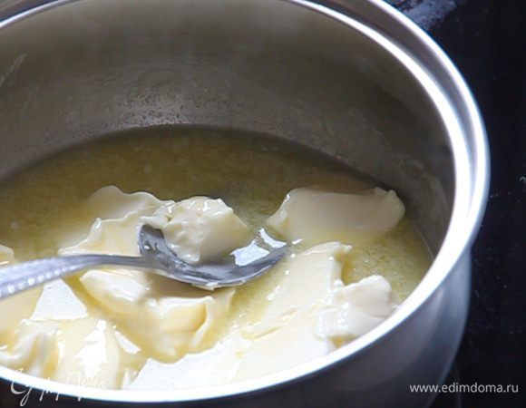 Формы подготовлены. Пока стоит опара, растапливаем 125 г сливочного масла и отставляем его остывать.