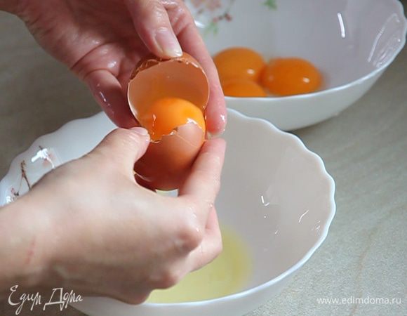 Отделяем желтки от белков. 4 желтка у нас остается в отдельной миске. 2 белка мы ставим в холодильник – они нам понадобятся для приготовлении глазури. А оставшиеся 2 белка оставляем в тарелке на столе для приготовления теста.