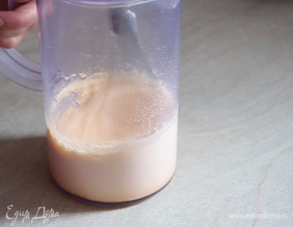 Взбиваем 4 желтка и полстакана сахара в плотную белесую пену. Выкладываем полученную пену в отдельную мисочку.